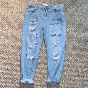 Baggy light wash ripped jeans!!